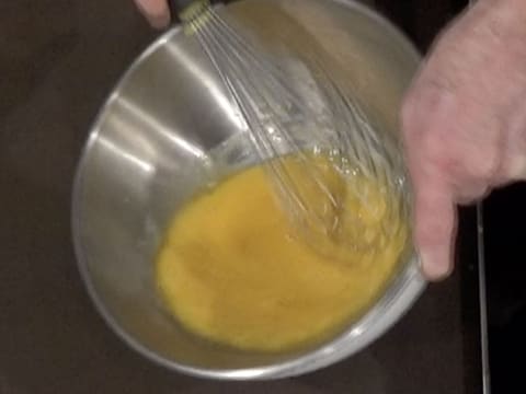 Les jaunes d'oeufs et le sucre en poudre sont mélangés au fouet
