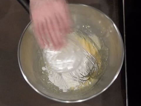 Ajout de la poudre à crème dans le cul de poule