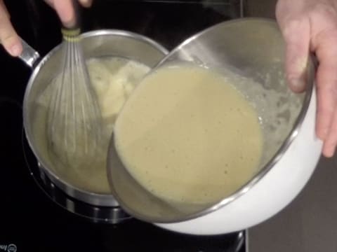 La préparation est versée dans le lait restant dans la casserole