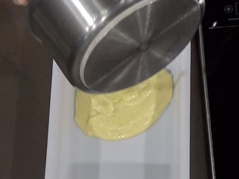 La crème pâtissière obtenue est débarrassée dans un bac alimentaire