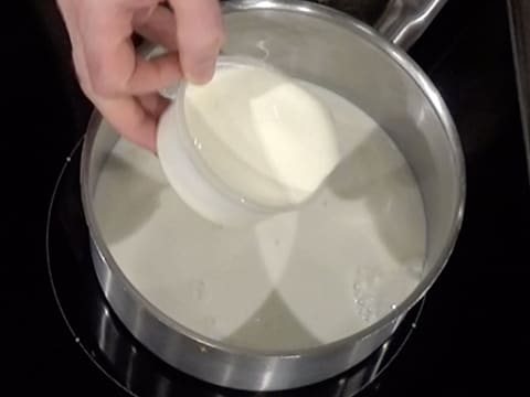 Ajout de la crème liquide dans le lait, dans la casserole