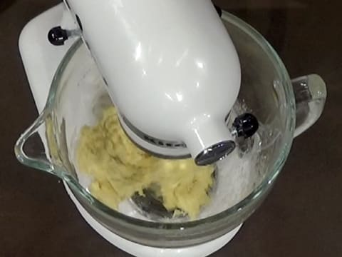 La crème pâtissière vanille est mélangée avec l'accessoire fouet du batteur