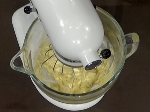 La crème pâtissière devient lisse et homogène dans la cuve du batteur