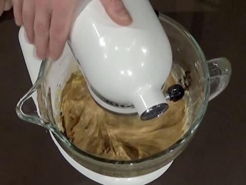 L'extrait de café liquide est incorporé dans la crème pâtissière, à l'aide de l'accessoire fouet du batteur