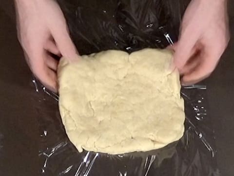 La pâte est emballée dans une feuille de papier film