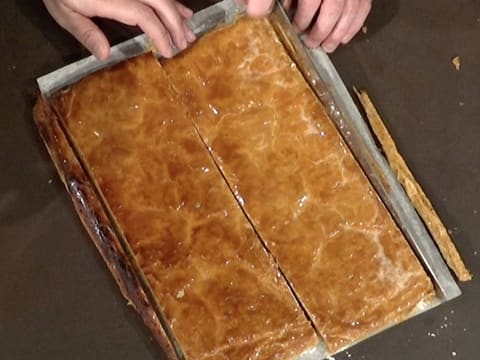 Le second côté de la pâte feuilletée cuite est paré avec un couteau