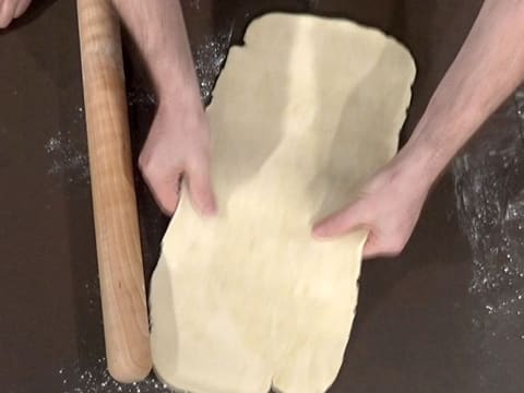 La pâte est abaissée en un long rectangle