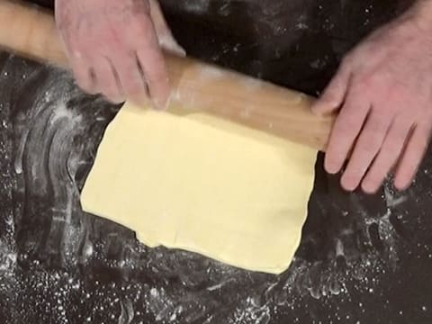 Le beurre est abaissé au rouleau à pâtisserie en un carré