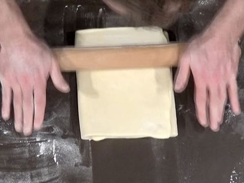 La pâte est abaissée sur la longueur, avec le rouleau à pâtisserie