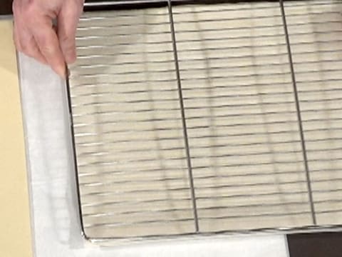 La pâte feuilletée recouverte de papier sulfurisé, est recouverte d'une grille