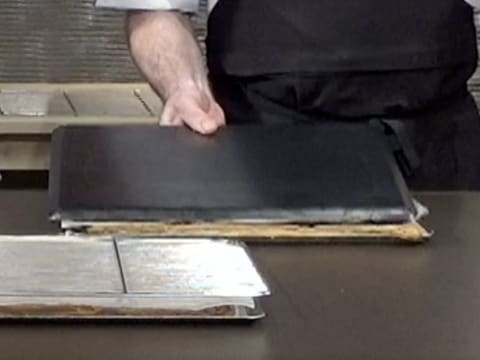 Une plaque à pâtisserie est posée sur la pâte feuilletée