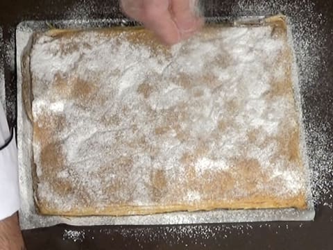 La pâte feuilletée est saupoudrée de sucre en poudre