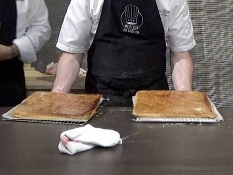 Les deux pâtes feuilletées cuites et caramélisées sont placées sur le plan de travail