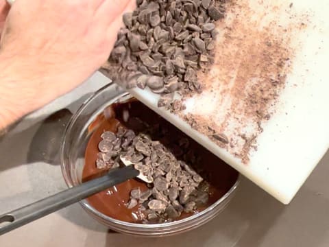 Chocolat haché dans chocolat fondu