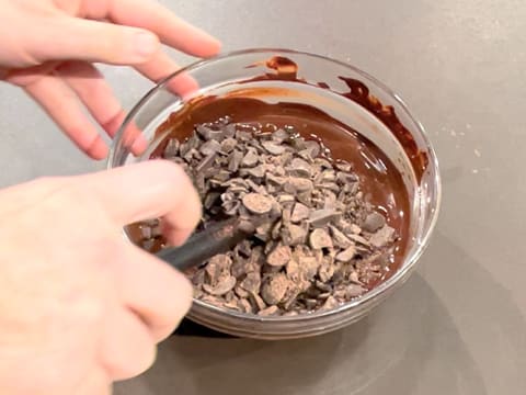 Mélange du chocolat fondu et haché