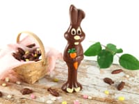 Moulage d'un lapin en chocolat pour Pâques