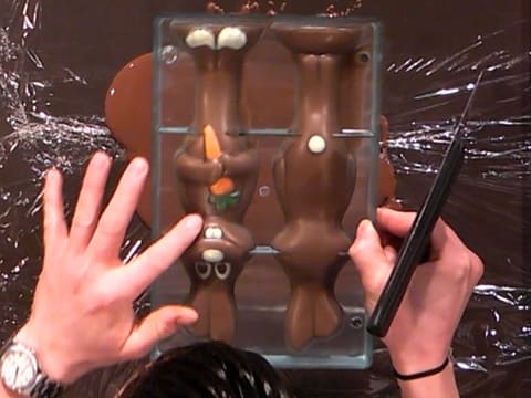 Moulage d'un lapin en chocolat pour Pâques - 37