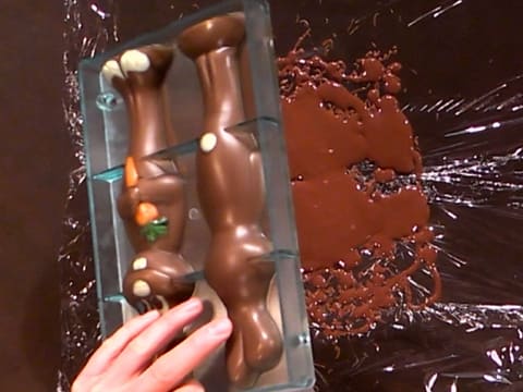 Moulage d'un lapin en chocolat pour Pâques - 38