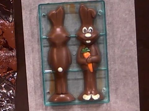 Moulage d'un lapin en chocolat pour Pâques - 47