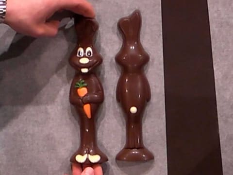 Moulage d'un lapin en chocolat pour Pâques - 50