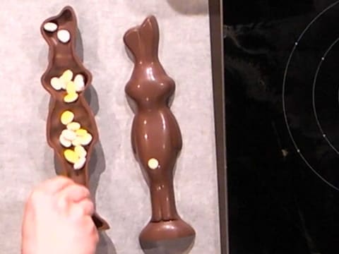 Moulage d'un lapin en chocolat pour Pâques - 53