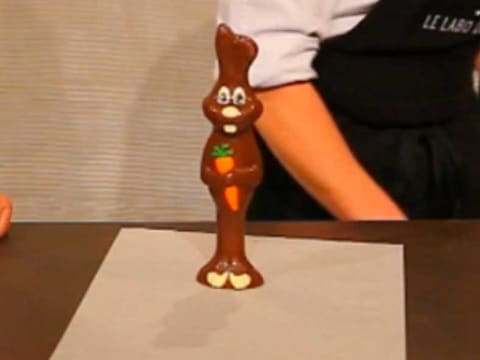 Moulage d'un lapin en chocolat pour Pâques - 57