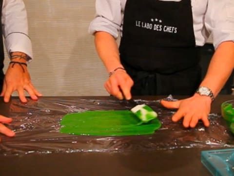 Moulage d'un lapin en chocolat pour Pâques - 8