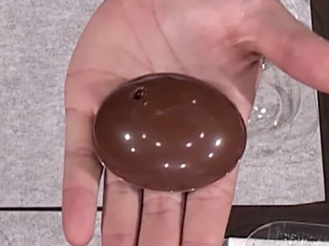 Moulage d'un ourson en chocolat pour Pâques - 101