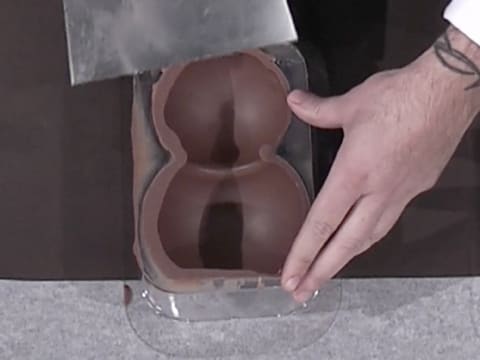 Moulage d'un ourson en chocolat pour Pâques - 102