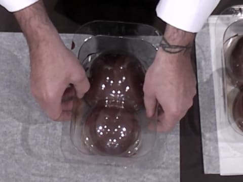 Moulage d'un ourson en chocolat pour Pâques - 103