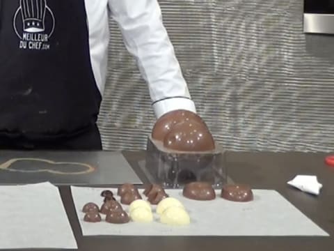 Moulage d'un ourson en chocolat pour Pâques - 112