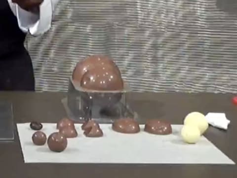 Moulage d'un ourson en chocolat pour Pâques - 123