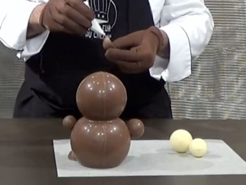 Moulage d'un ourson en chocolat pour Pâques - 140