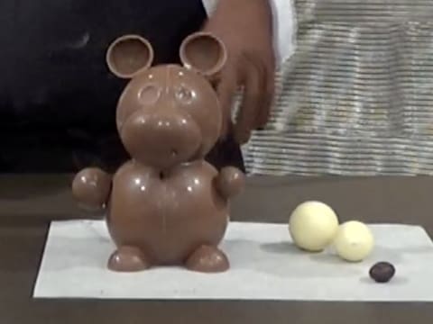 Moulage d'un ourson en chocolat pour Pâques - 143