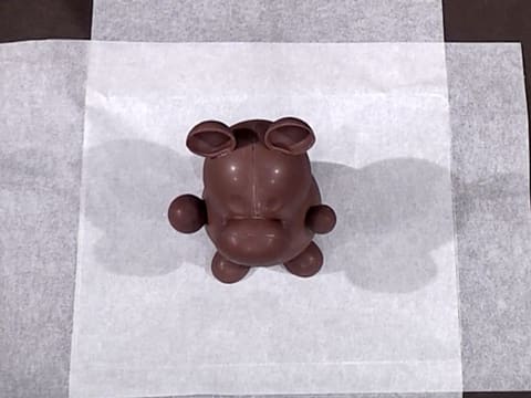 Moulage d'un ourson en chocolat pour Pâques - 152