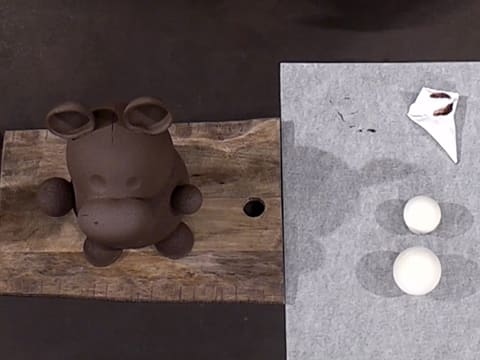 Moulage d'un ourson en chocolat pour Pâques - 156