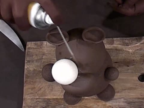 Moulage d'un ourson en chocolat pour Pâques - 159
