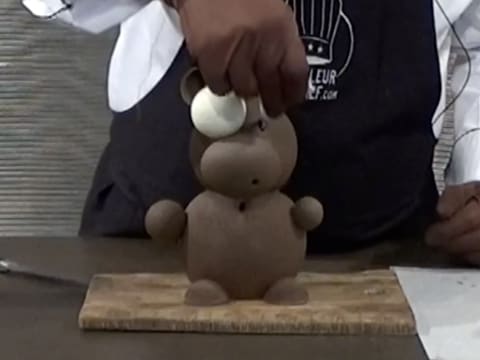 Moulage d'un ourson en chocolat pour Pâques - 160