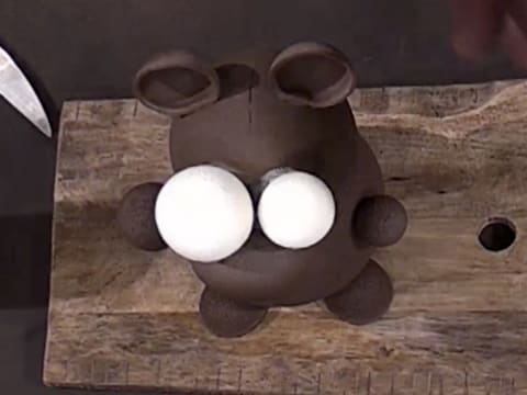 Moulage d'un ourson en chocolat pour Pâques - 162