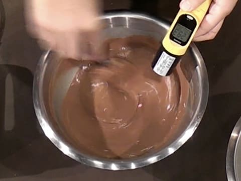 Moulage d'un ourson en chocolat pour Pâques - 17
