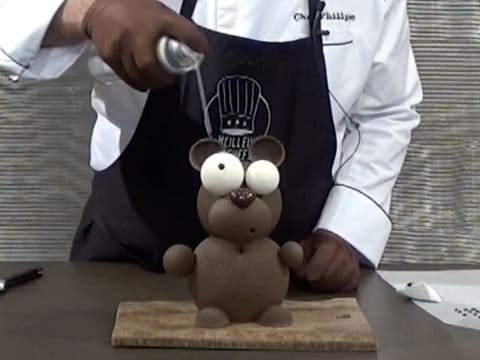 Moulage d'un ourson en chocolat pour Pâques - 173