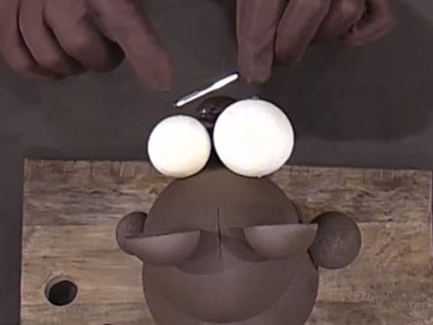 Moulage d'un ourson en chocolat pour Pâques - 176