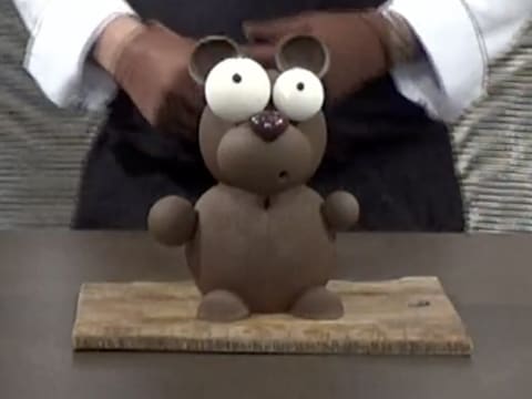 Moulage d'un ourson en chocolat pour Pâques - 178