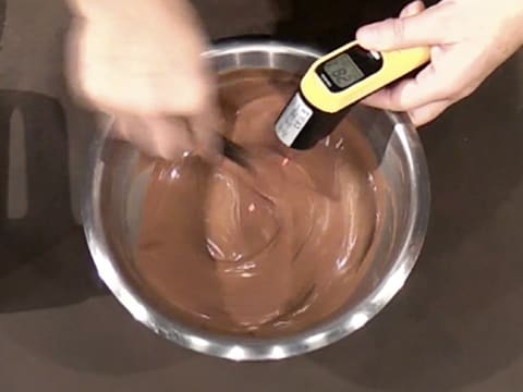 Moulage d'un ourson en chocolat pour Pâques - 18