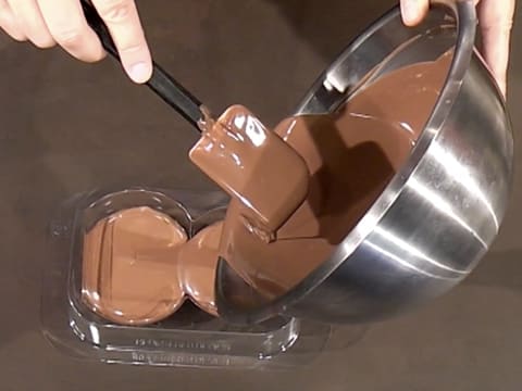 Moulage d'un ourson en chocolat pour Pâques - 20