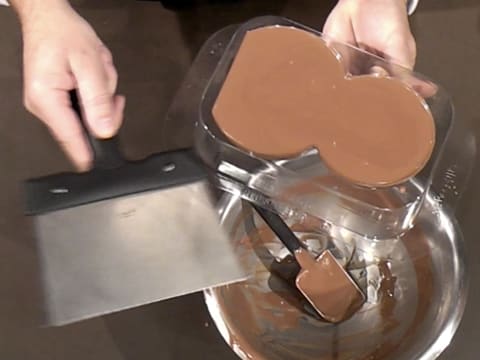 Moulage d'un ourson en chocolat pour Pâques - 21