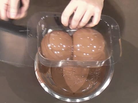 Moulage d'un ourson en chocolat pour Pâques - 23