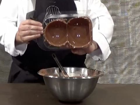 Moulage d'un ourson en chocolat pour Pâques - 24
