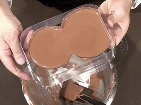 Moulage d'un ourson en chocolat pour Pâques - 30