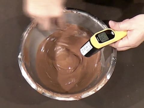 Moulage d'un ourson en chocolat pour Pâques - 36